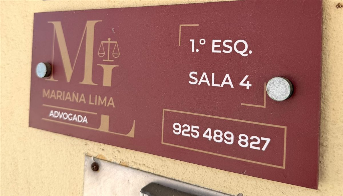 Placa do escritório Mariana Lima Advogada, 1.º Esq., Sala 4