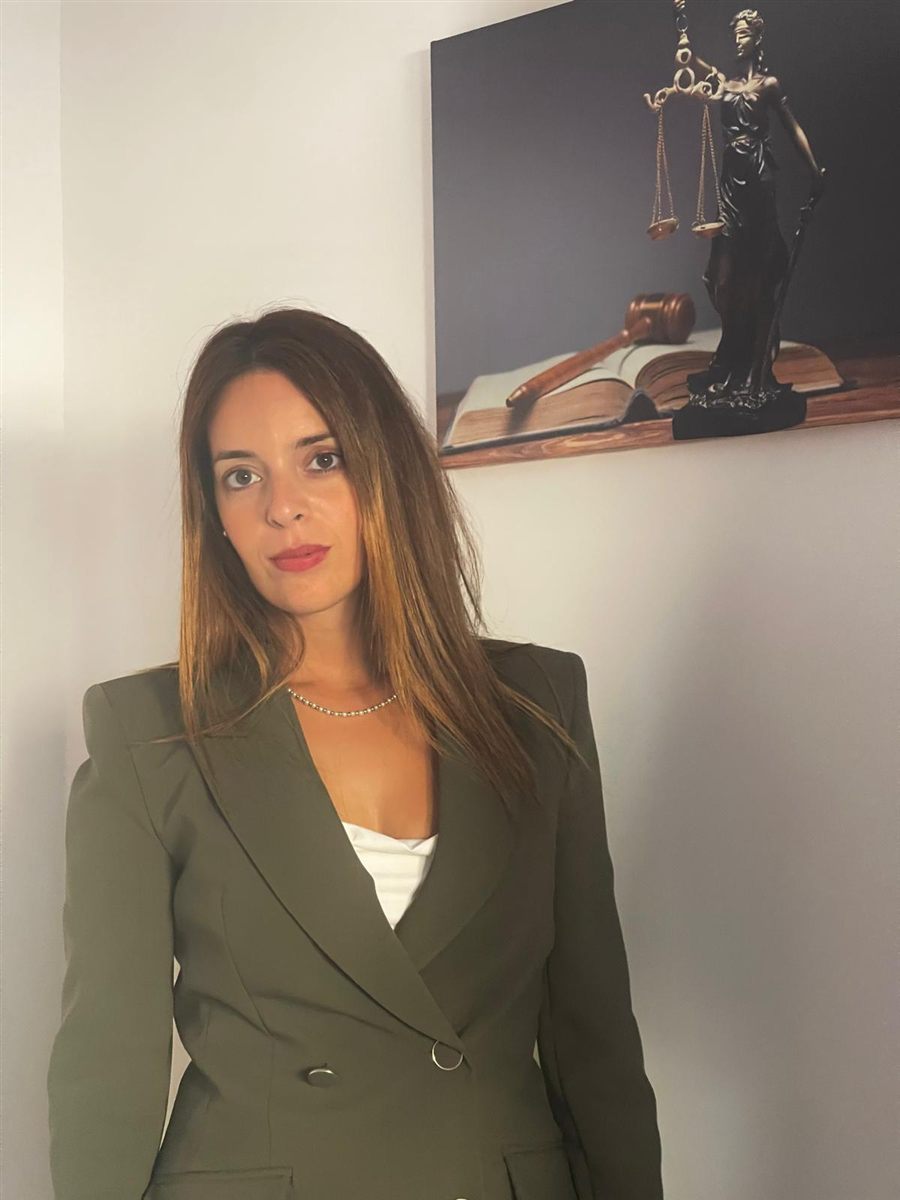 Dra. Mariana Lima, advogada, no escritório em Barcelos